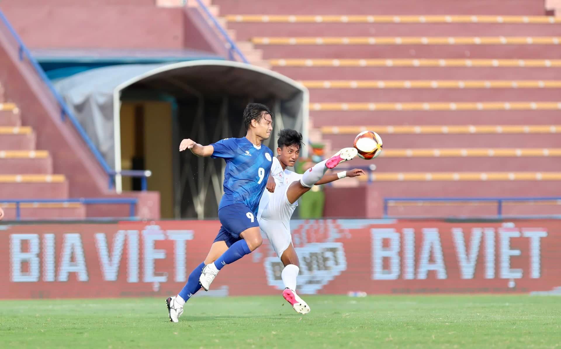 U23 Myanmar vươn lên đầu bảng A